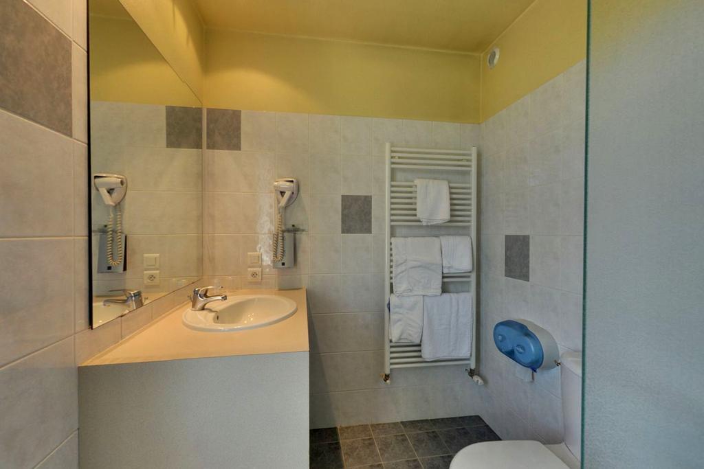 Logis Auberge Des Vieux Chenes Malemort Экстерьер фото