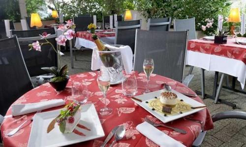 Logis Auberge Des Vieux Chenes Malemort Экстерьер фото