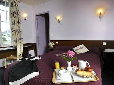 Logis Auberge Des Vieux Chenes Malemort Экстерьер фото